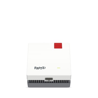 Hvid FRITZ! Repeater 1700AX mesh-repeater med Wi-Fi 7, set forfra med rød Connect-knap og netværksport.