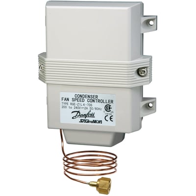 Danfoss ventilatorhastighedsregulator RGE Z1N4-7DS med kobberrør og messingfitting, hvid plastikkabinet.