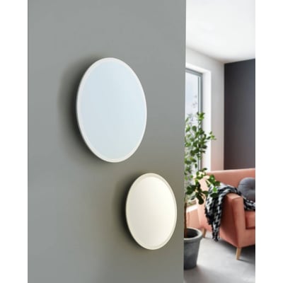 EGLO Sarsina-A LED loftlampe i hvid med en diameter på 300 mm, vist monteret på en grå væg i en moderne stue.