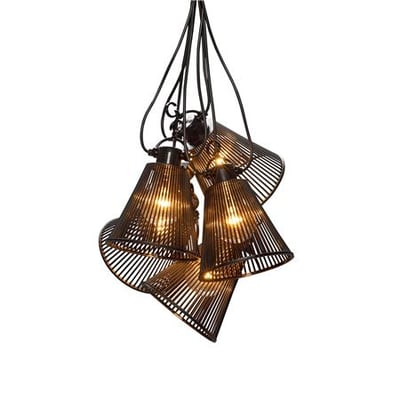 Sort lyskæde med 10 E27 fatninger og lampeskærme af sorte metalribber, der danner en klynge.