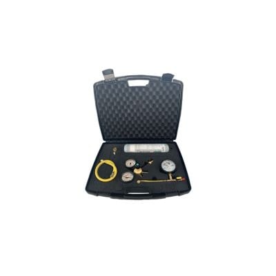 Tecnosystemi lækage testsæt i åben sort kuffert med skumindlæg, indeholdende trykmålere, slanger og tilbehør til kølesystemer.