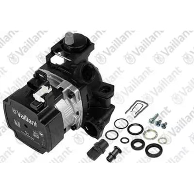 Vaillant ecoTEC plus VC 126/3-5 pumpe vist med alle tilbehørsdele som pakninger og skruer på en hvid baggrund med Vaillant logoer.