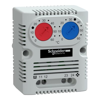 Detaljeret billede af Schneider Electric ClimaSys dobbelt termostat i hvid med tydelig temperaturvisning og mærkningsfelter for tilslutning.
