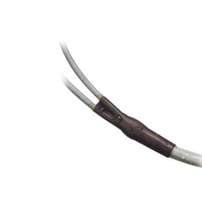 3M™ Varmekrymp ETW-803 BK anvendt på to kabler, viser krympeslange med hot melt klæber og synlige vanddråber.