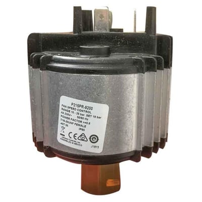 Ventilatorhastighedsregulator P215PR-9200 med sort top, sølvfarvet krop, mærkat og brun tilslutning.