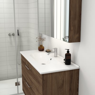 Dansani Kantate 100 cm vask med træ-look underskab og spejlskab monteret i et moderne badeværelse med brusekabine.