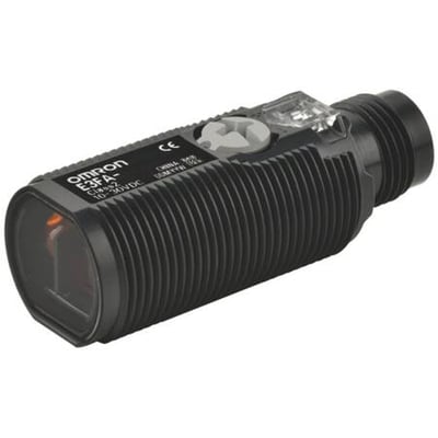 Omron M18 fotoaftaster med M12 konnektor, cylindrisk plasthus og rød LED sender på hvid baggrund.