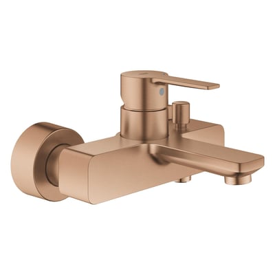 Grohe Lineare kar- og brusearmatur i børstet warm sunset-kobber, set skråt forfra med greb og tud.