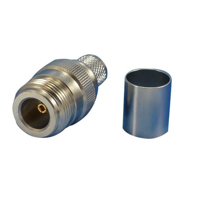 N hun connector crimp til LMR400 kabler, vist med en separat crimp-hætte i metal på hvid baggrund.