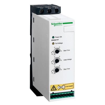Schneider Electric Altistart 01 softstarter set fra siden, monteret på DIN-skinne med tilslutningsterminaler øverst og nederst.
