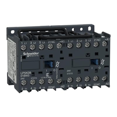 Detaljeret frontvisning af Schneider Electric TeSys K kontaktor 9A, LP5K0901BW3, med tydelig mærkning og tilslutninger.