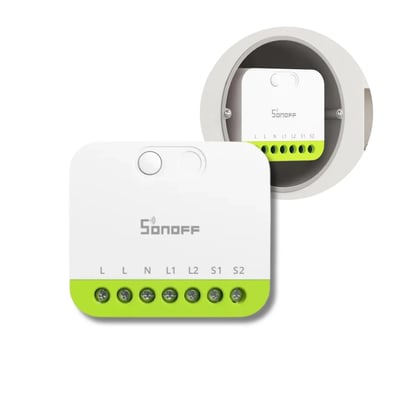 Sonoff MINI DUO er et hvidt Zigbee-smartrelæ med to kanaler og grønne tilslutninger, vist forfra og i en dåse.