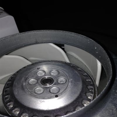 Nærbillede af motoren og vingerne på en Lindab CK200A1 kanalventilator, viser den indvendige konstruktion.