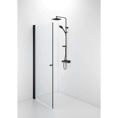 Contura Shower Space lige brusedør med klart glas, mat sorte profiler og knopgreb, monteret i et bruseområde.