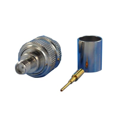SMA hun crimp/solder konnektor til LMR400, FF400 kabler, vist med tilbehør på hvid baggrund.