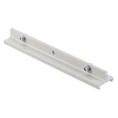 Nordic Aluminium Global 3F SKB 18-3 langt, hvidt wirebeslag i aluminium set skråt med to synlige skruer.