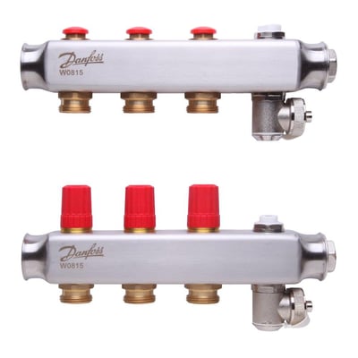 Nærbillede af Danfoss SSM manifoldsæt, der viser de tre tilslutninger med røde dæksler og detaljer på udluftningsventilen.
