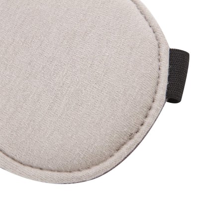 Nærbillede af Travel Blue Luxury Eye Mask, viser den lysegrå bomuldsstruktur og syninger.