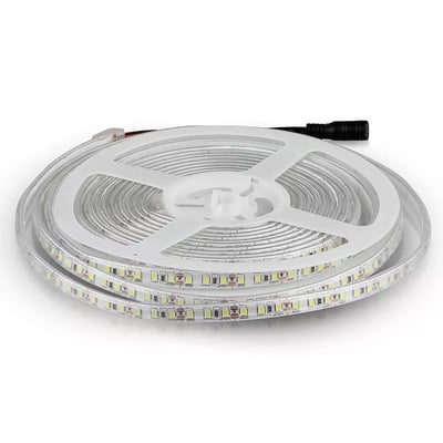 V-Tac stænktæt LED-strip på en hvid rulle med synlige lysdioder og tilslutningsstik, 5 meter lang.
