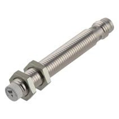 Carlo Gavazzi induktiv aftaster ICS08L45N40M5IO med langt, gevindskåret M8-hus og møtrikker, set skråt fra siden.