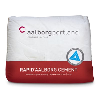 En 25 kg sæk Aalborg Portland Rapid cement med rødt bånd nederst, mærket med styrkeklasse 52,5 N.