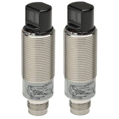 To Omron E3RB-TP21 fotoelektriske sensorer med M18 gevind og sort top, vist side om side på hvid baggrund.