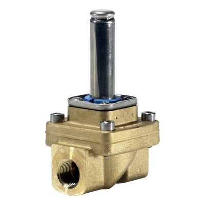 Nærbillede af Danfoss EV250BW magnetventil, viser messinghus og rustfri stålstift, G 3/4 tilslutning.