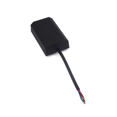 Sort samleboks til 5 ledere for 0-10 V- og DALI-dæmpning, set skråt oppefra med kabel og farvede ledere.