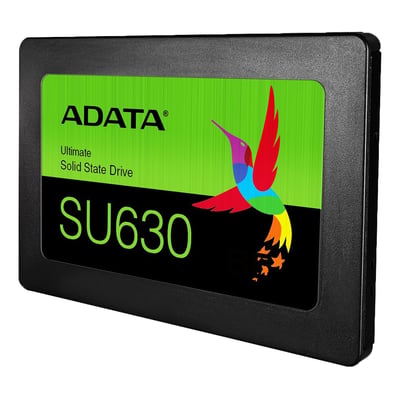 Sort ADATA Ultimate SU630 SSD på 960 GB i 2,5-tommers format, set skråt forfra med grøn og sort etiket.