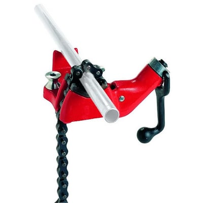 Nærbillede af Ridgid BC610 kæderørholder i rød støbejern med et lysegråt metalrør, der viser kæberne og rørstøtten.