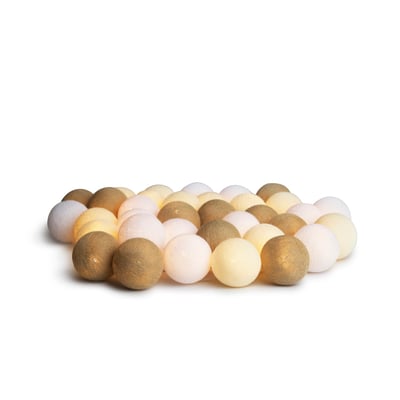 IrisLights lyskæde med 35 Creamy White kugler, hvoraf nogle er tændt og giver et varmt, gyldent skær på hvid baggrund.