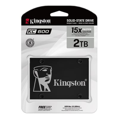Kingston KC600 2,5" SATA SSD med 2048 GB ses i sort og grå emballage, hvor selve drevet er synligt.
