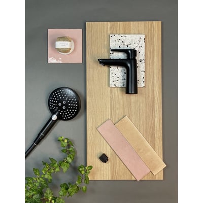 Moodboard for badeværelsesmøbelpakke fra Dansani Mido+, med varm eg, sort armatur, og terrazzo detaljer.