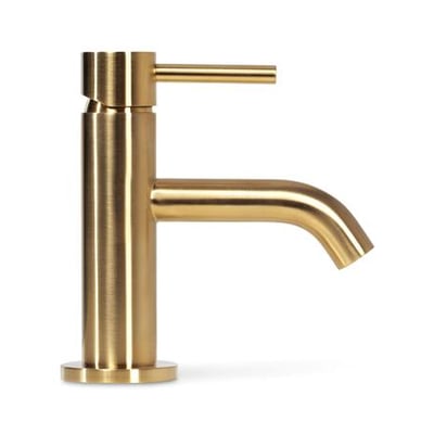 Elegant servantearmatur i børstet guld med moderne design og vandbesparende funktion på 6 l/min.