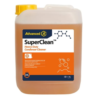 Fem liters dunk med Advanced SuperClean Heavy-Duty Condenser Cleaner. Rensemidlet er orangebrunt og dunken har et gult skruelåg og et blåt mærkat med produktinformation.