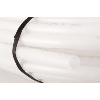 Unico gulvvarmerør på 20 mm med 2 mm tykkelse og 5 lags konstruktion, rullet på 600 meter og holdt sammen af et sort bånd.