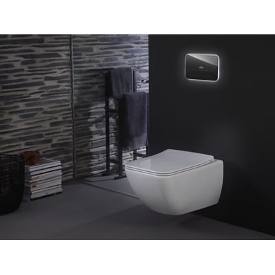 Villeroy & Boch Viconnect M200 vægtryk i grå glas monteret over et vægmonteret toilet i et moderne badeværelse.