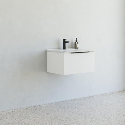 Dansani Mido møbelpakke monteret på en hvid væg i et moderne badeværelsesmiljø med terrazzo gulv.