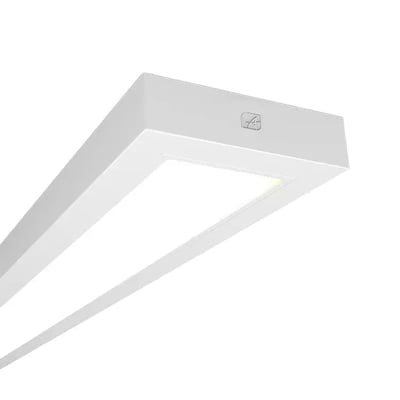 Ansell Lighting Gemini lineært armatur med hvid ramme og lang mikroprismatisk afskærmning, set skråt nedefra.