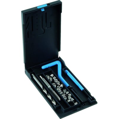 Nærbillede af Völkel M12-1,75 coilsæt med tydelig visning af spiralskruer, bor, tap og monteringsdorn i sort plastboks med blå detaljer.