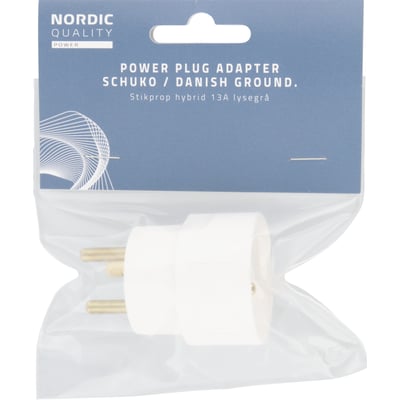 Nordic Quality hybrid stikprop til konvertering fra Schuko til dansk jordforbindelse i hvid. Pakken viser produktet og mærket.