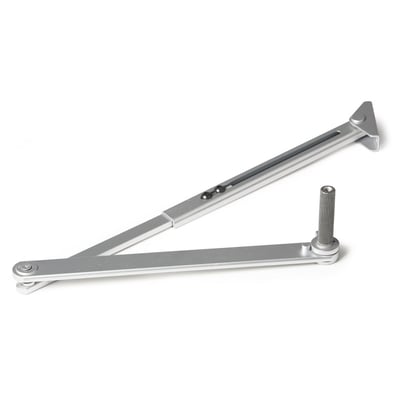 Assa Abloy L690 normal-arm med friløbsfunktion i sølv, vist med arm og lang, slidsed glideskinne.