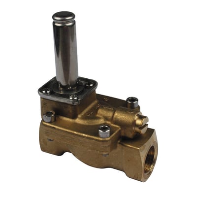 Danfoss EV220B 50B magnetventil, set fra siden. Den gyldne messingventil har en G 2" indvendig gevindtilslutning og skruer.