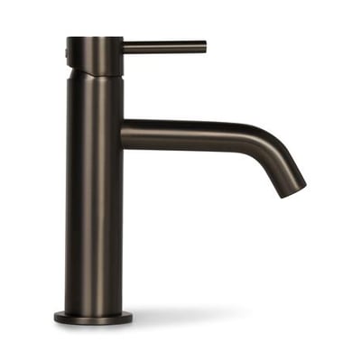 Elegant håndvaskarmatur i gun metal finish med et moderne og stilrent design, isoleret på hvid baggrund.