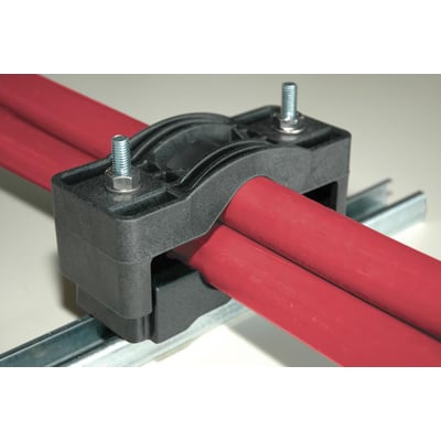 Elpress Kabelholder TRIPLE27-38 i sort plast monteret på skinne med tre røde kabler, der sidder fast.