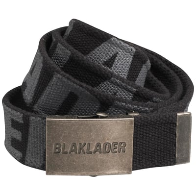 Blåkläder Workwear bælte i sort med gentagne logoer, komplet med en sølvfarvet metalkæde og spænde med indgraveret logo.