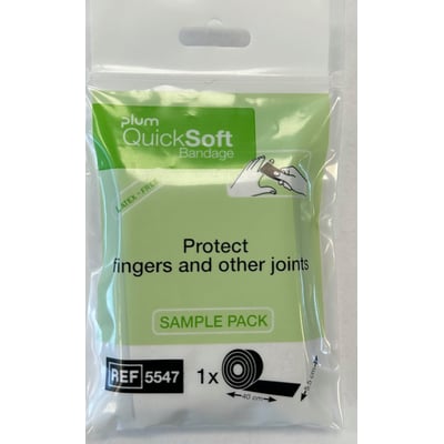 Plum QuickSoft selvklæbende bandage i sort, 5,5 x 40 cm, vist i gennemsigtig prøvepakning med grøn etiket.