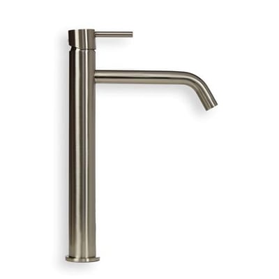 Elegant håndvaskarmatur i børstet nikkel, høj model med en tynd, lige betjeningsarm og en buet tud.
