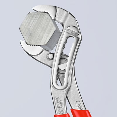 KNIPEX Alligator vandpumpetang griber om en sekskantet møtrik, der viser den solide konstruktion og kraftige greb.