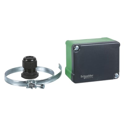 Schneider Electric STC500 påspændingsføler med grøn og mørkegrå kasse, en sort kabelgennemføring og en metalspændebånd.